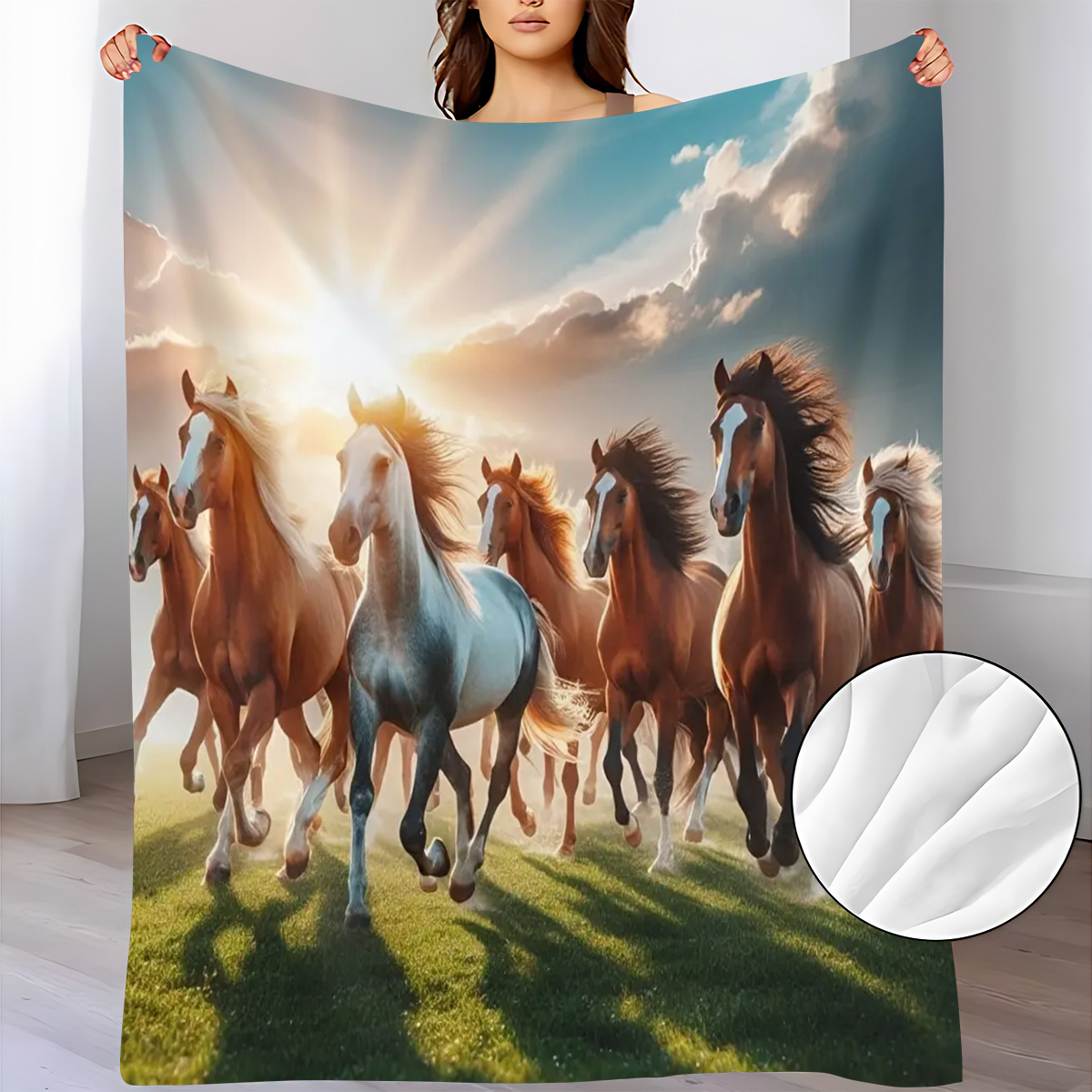 Sunrise Home Textiles & Apparel - 柔らかなフランネルブランケット。美しい日の出と雲の空の下、緑の草原を駆け抜ける壮大な野生馬の群れ。自然の風景。